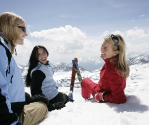 Austrijos Alpės: trasos, SPA ir vakarėliai su slidinėjimo kostiumais