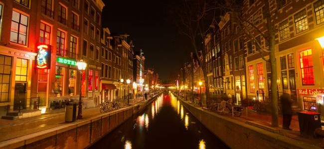 Raudonųjų žibintų kvartalas Amsterdame – populiariausia turistinė atrakcija