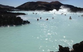 Mėlynoji lagūna Islandijoje – pasimėgaukite karštosiomis versmėmis po atviru dangumi