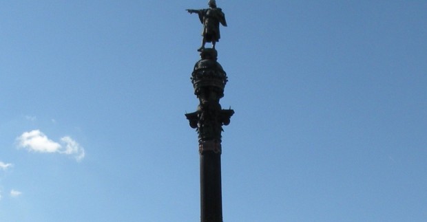 Ką simbolizuoja Kristupo Kolumbo paminklas Barselonoje?